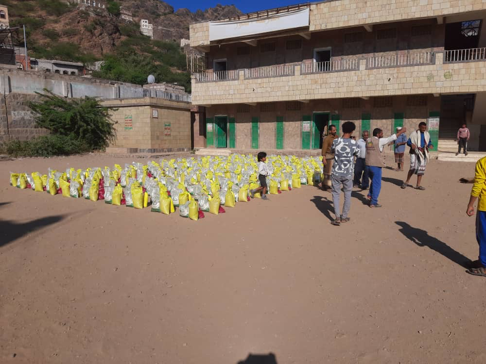 Yemen humanitarian aid - Families receiving essential food supplies in Maqbana district