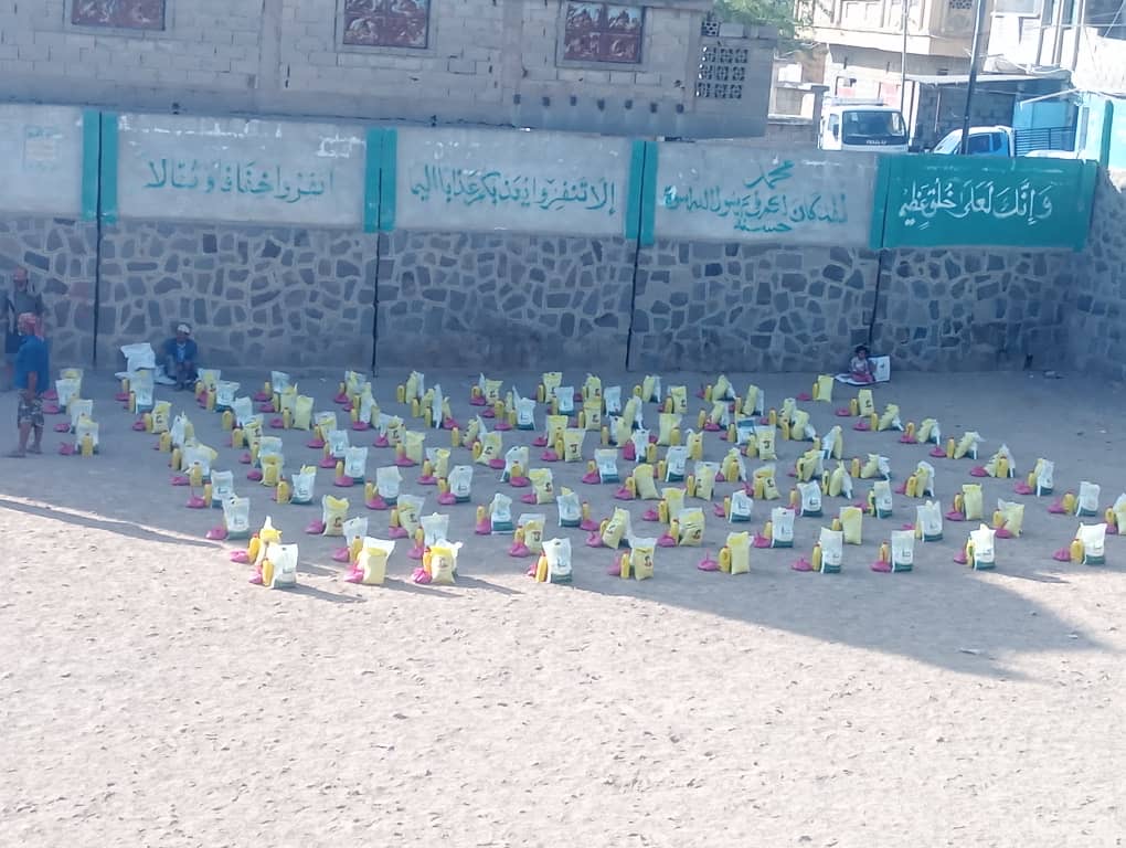 Yemen humanitarian aid - Families receiving essential food supplies in Maqbana district