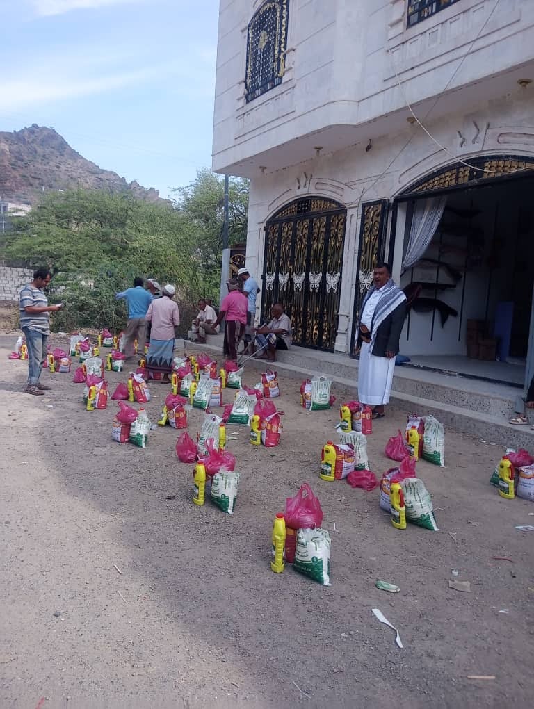 Yemen crisis relief - Good Men Corp volunteers providing food aid to vulnerable communities